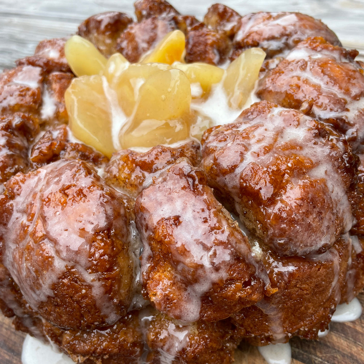 Apple Pie Monkey Bread - Ooey gooey apple cinnamon pull apart bread!